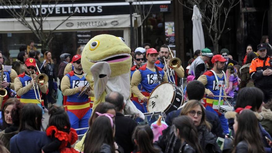 La Truchona del Antroxu de Mieres es escanciadora