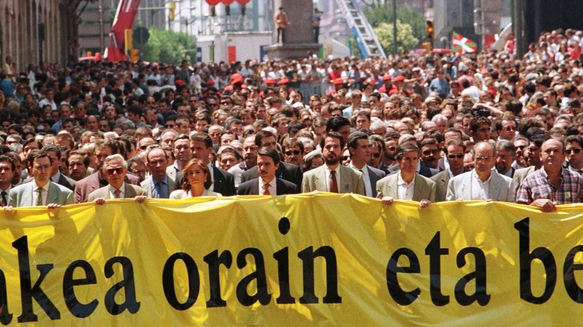 Manifestación en Bilbao exigiendo la liberación de Miguel Ángel Blanco, el 12 de julio de 1997. En la cabecera, entre otros, José María Aznar, Carlos Iturgaiz, Ramón Jáuregui y José Antonio Ardanza.