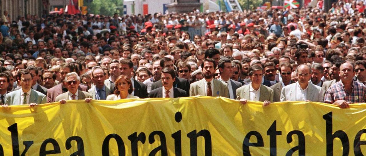 Manifestación en Bilbao exigiendo la liberación de Miguel Ángel Blanco, el 12 de julio de 1997. En la cabecera, entre otros, José María Aznar, Carlos Iturgaiz, Ramón Jáuregui y José Antonio Ardanza.