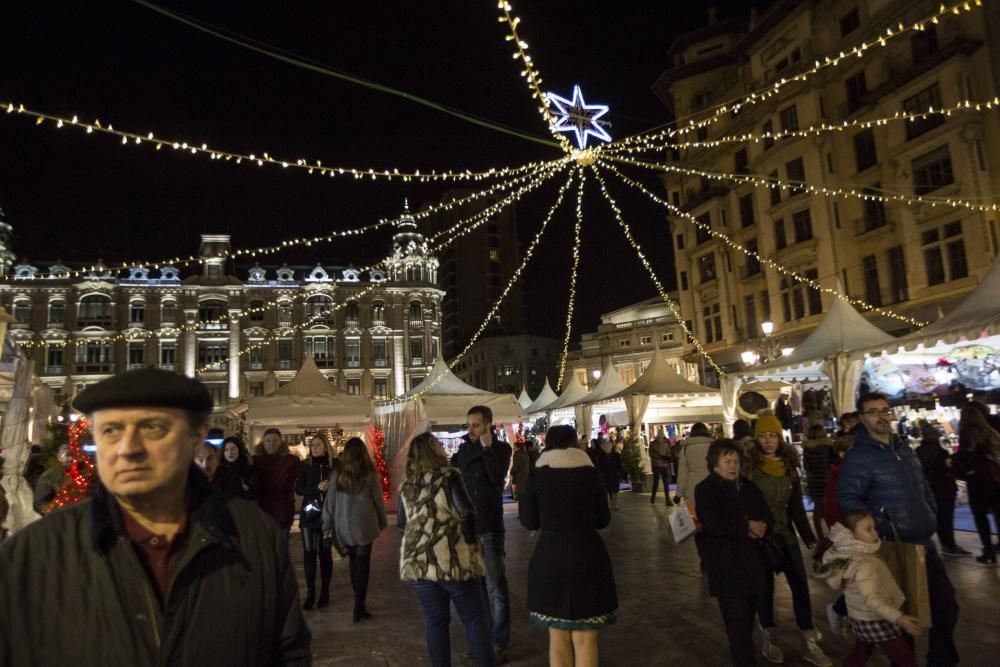 Día de compras navideñas en Oviedo y Gijón