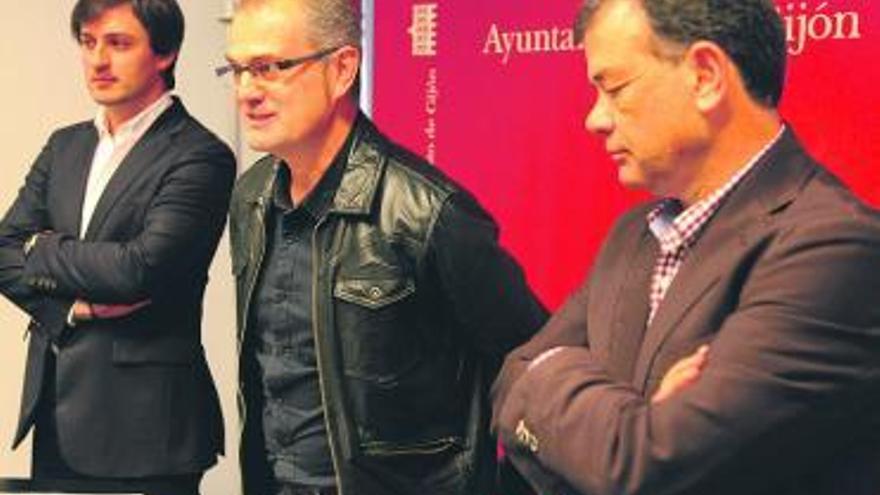 Por la izquierda, el concejal José María Pérez, Antón Castaño y Ramón Fernández.