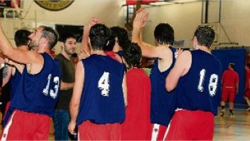 Els jugadors del Club Bàsquet Navàs celebraran amb una rua el seu ascens a Segona Catalana