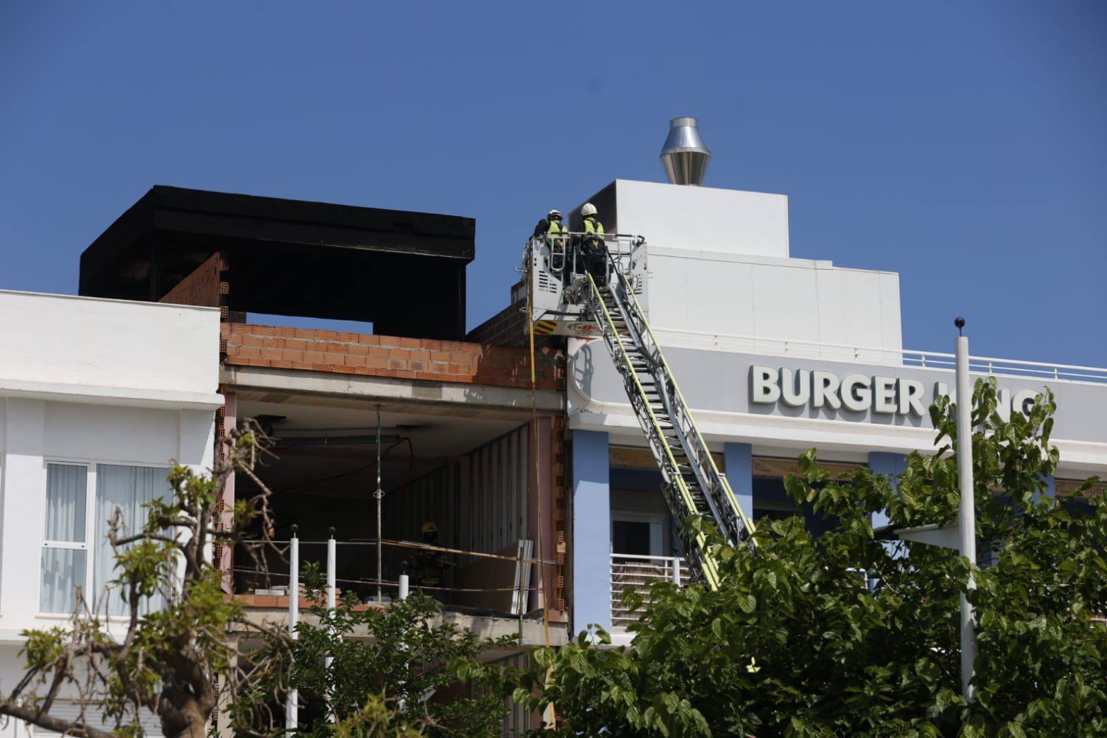 Incendio en un edificio en obras del Paseo Neptuno de València