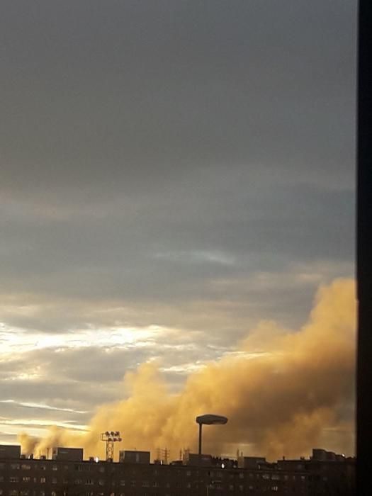 El incendio del desguace de Gijón, visto desde Montevil.