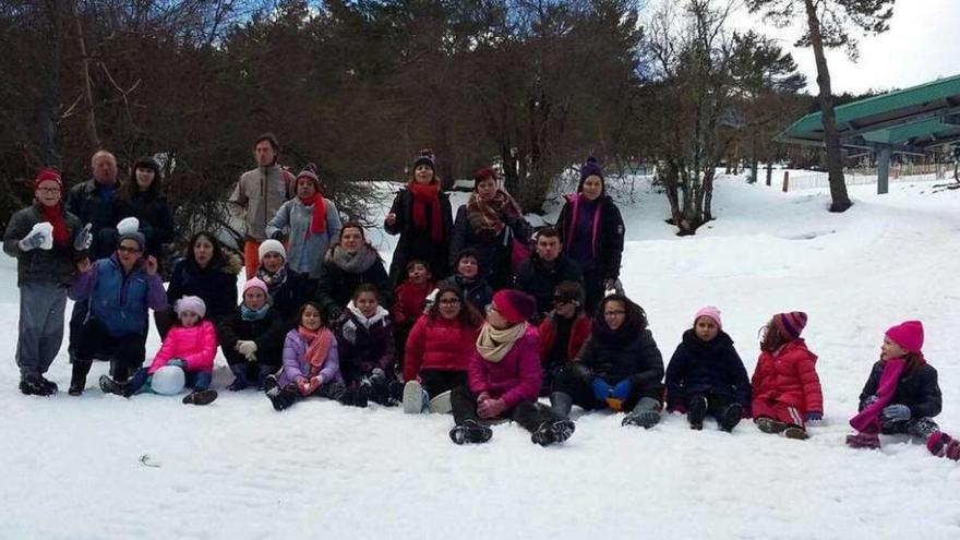 Vecinos de Cruces visitan la estación invernal de Manzaneda