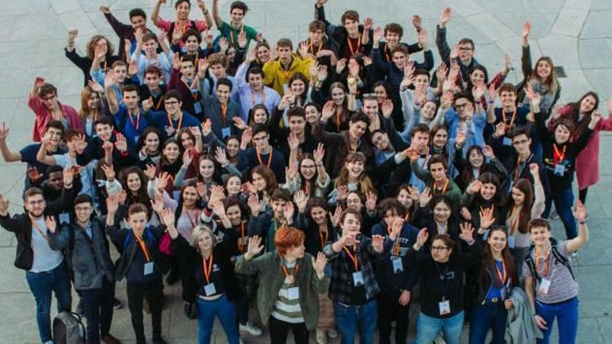 Un grupo de participantes en el Parlamento Europeo de los Jóvenes.