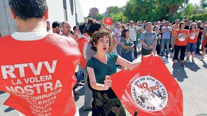 Trabajadores de Canal 9, durante su protesta en el exterior de la sede de la RTVV.  // Kai Försterling