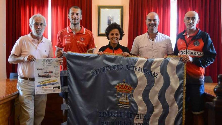 Políticos y representantes del club con la Bandera de Traiñeiras Concello de Bueu. // Gonzalo Núñez