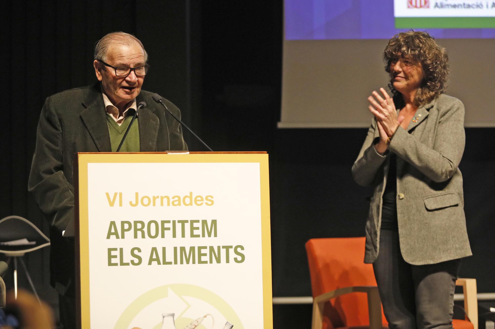 L’expresident del Banc dels Aliments de Girona, Frederic Gómez Pardo, rep un reconeixement de la mà de la consellera Teresa Jordà