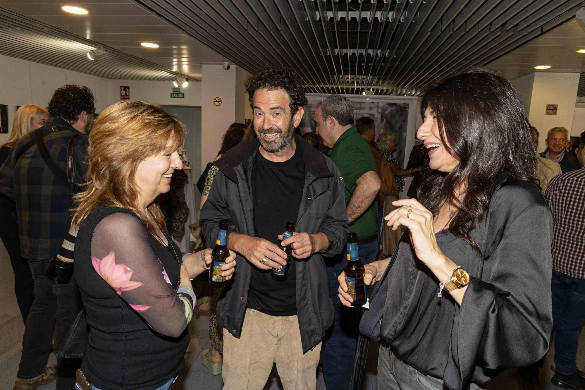 lleno total en la inauguración de INFotoperiodistas 2024,. un año de fotografía de prensa en Alicante