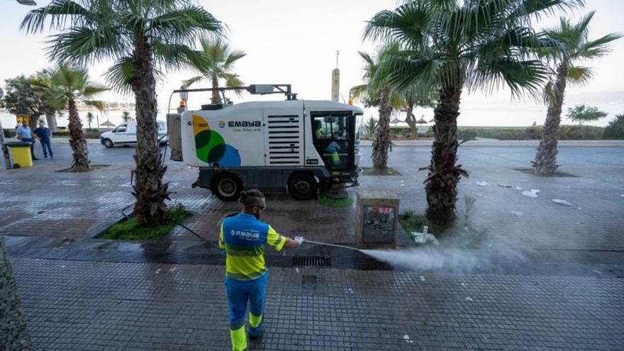 Un operario de Emaya en Playa de Palma.