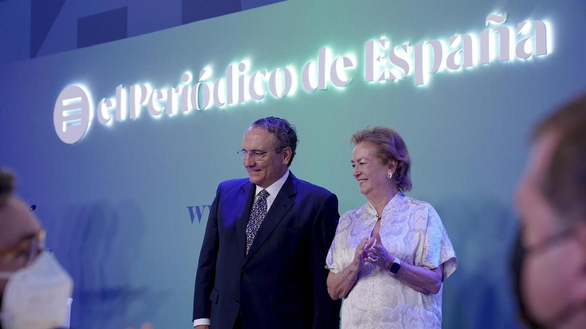 Javier Moll y Arantza Sarasola, presidente y vicepresidenta de Prensa Ibérica, en el acto de presentación de &#039;El Periódico de España&#039;.