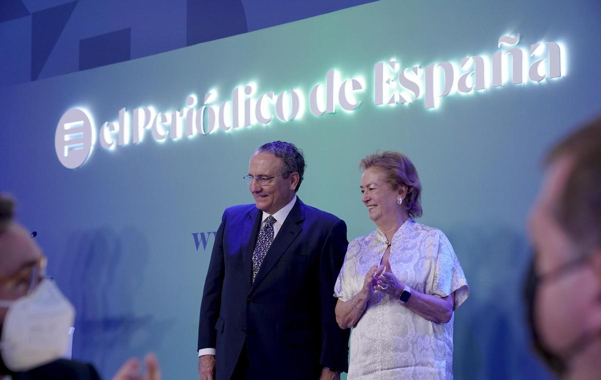 Javier Moll y Arantza Sarasola, presidente y vicepresidenta de Prensa Ibérica, en el acto de presentación de 'El Periódico de España'.