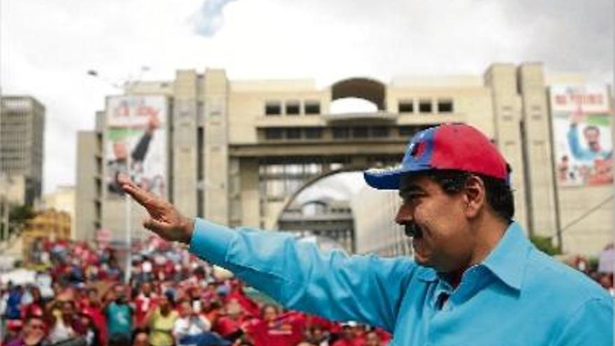 Nicolás Maduro saludant la multitud reunida després de la marxa per la &quot;revolució bolivariana&quot;.