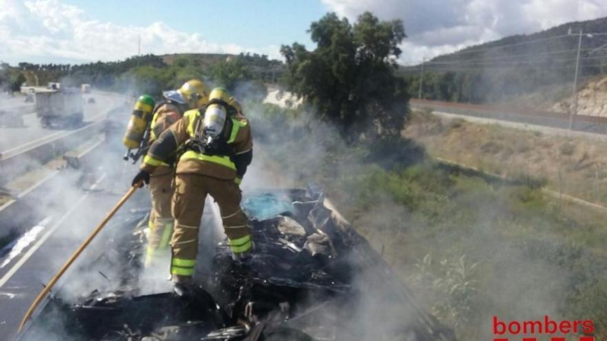 Els Bombers treballant en el lloc de l´incendi