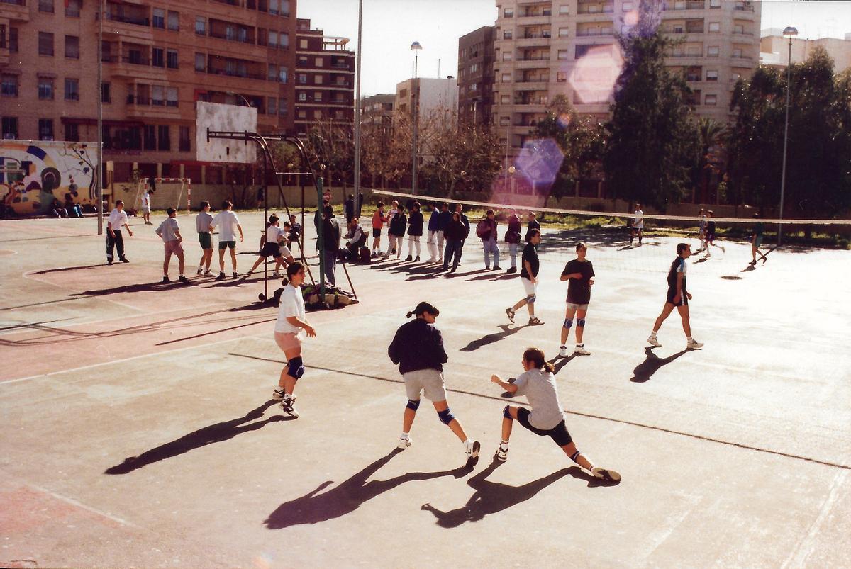 Jornada deportiva en los años 90, antes de la construcción del gimnasio y el pabellón de Artes Gráficas.