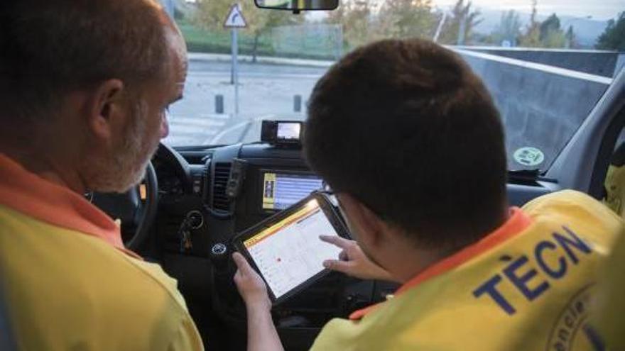 Un metge i un tècnic d&#039;una ambulància del SEM a Manresa, consultant les dades d&#039;un pacient al nou software, en una tauleta