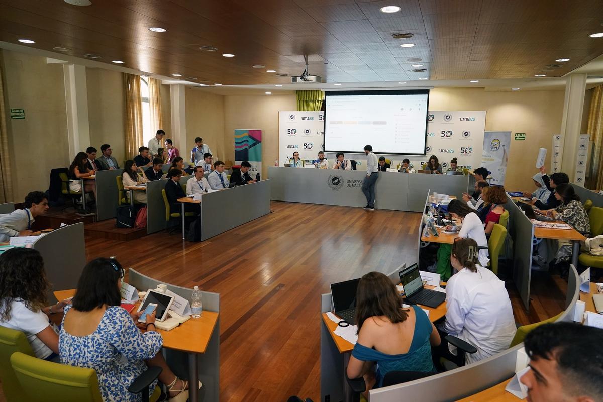 Vista del Parlamento europeo juvenil, ayer en el Rectorado.