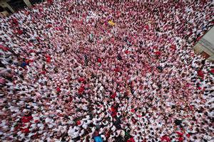 El chupinazo desata la locura en Pamplona que arranca sus Sanfermines 2024