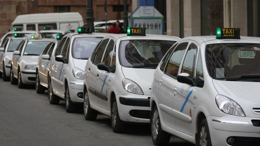 La Junta plantea permitir la precontratación a precio cerrado y por plazas del taxi