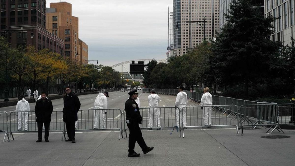 La policía científica busca pruebas en el lugar del atentado.