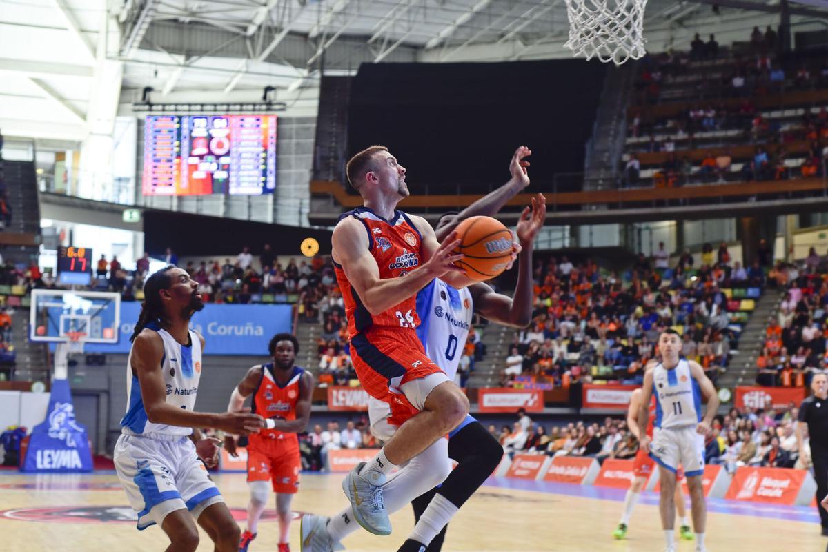 El equipo coruñés cerró la temporada en casa con una solvente victoria