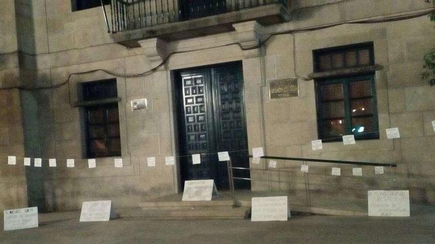 La fachada del Concello de Redondela llena de carteles reivindicativos durante la pasada noche. // FdV