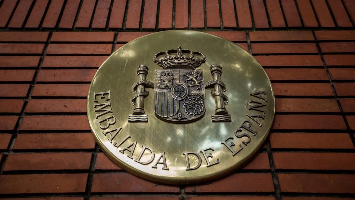 Només van esclatar dos dels tres artefactes llançats des del carrer