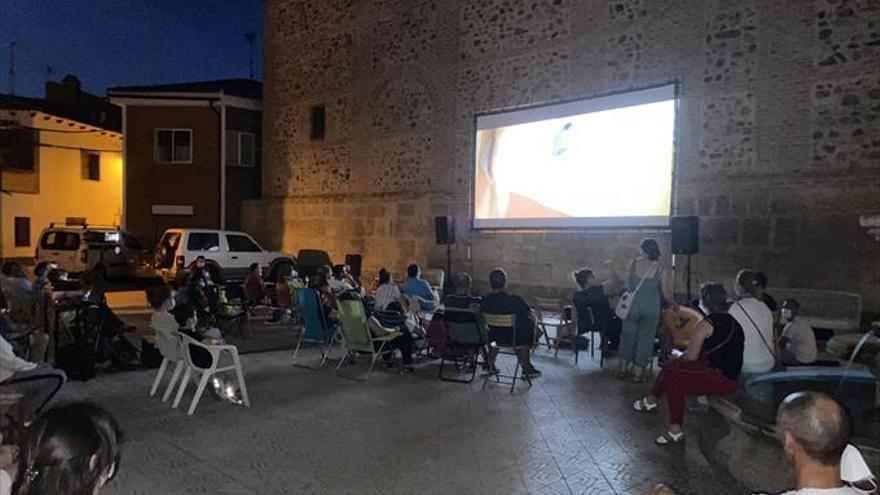 Atardeceres en la plaza y cine bajo las estrellas animan el verano