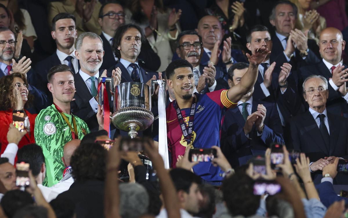 Ter Stegen y Araujo, con la Copa del Rey conquistada ante el Madrid en Sevilla la pasada temporada.