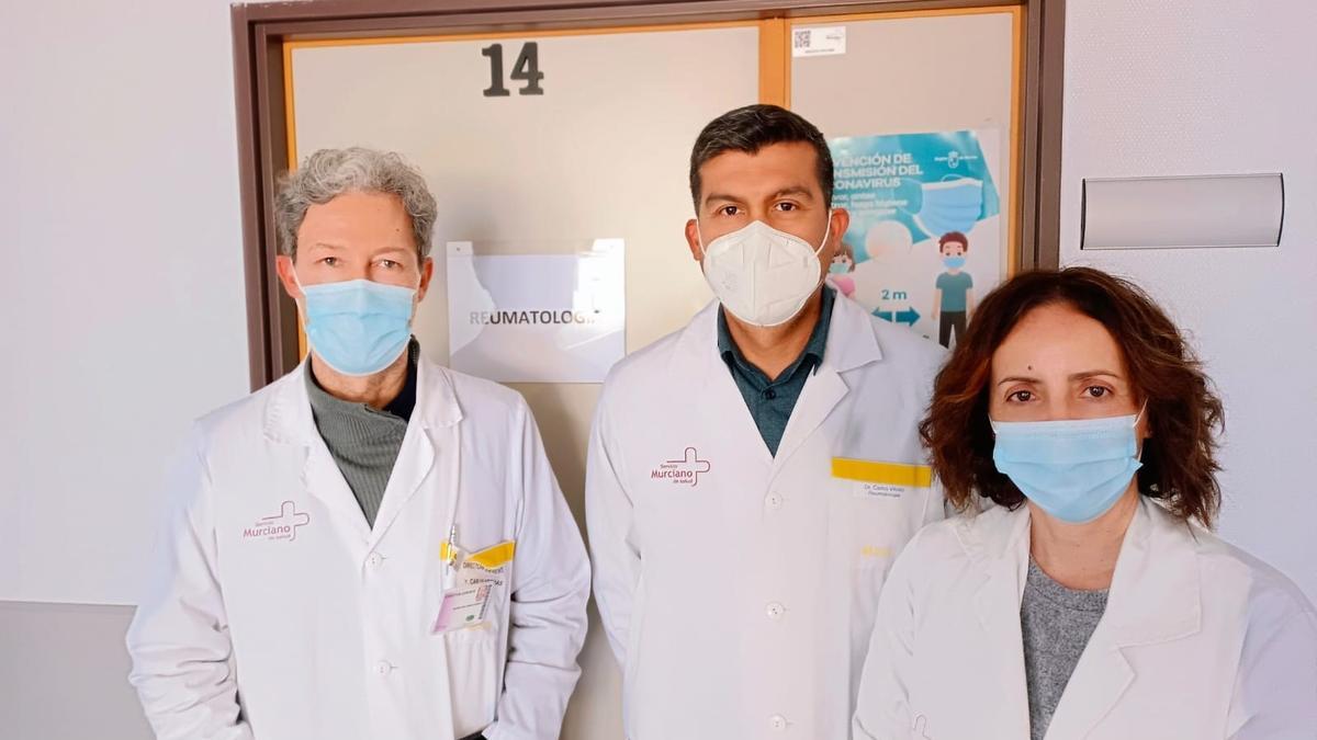 En el centro, el reumatólogo que se incorpora al hospital de Cieza, el doctor Carlos Andrés Vitoviz