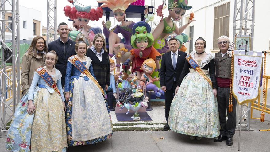 La presidenta de la Diputación ha mostrado su respaldo a las Fallas durante su visita a los monumentos falleros en Burriana.