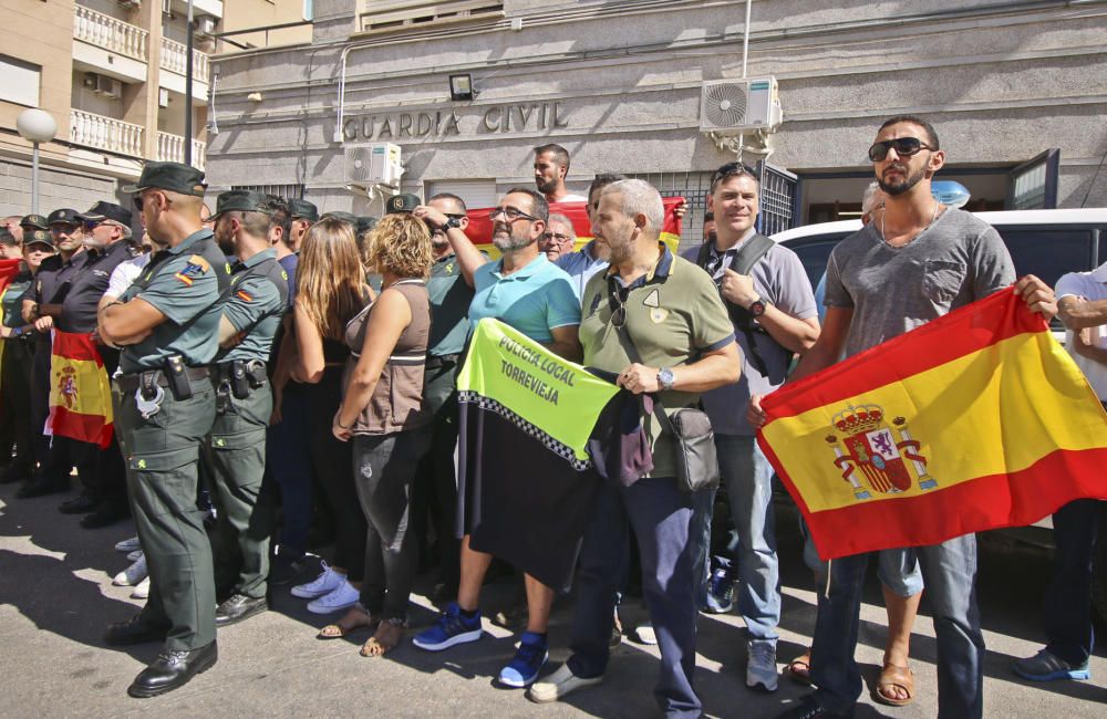 La Guardia Civil, agentes de la Policía Nacional y Local de Torrevieja protagonizaron una concentración de apoyo a la labor de las Fuerzas de Seguridad del Estado en Cataluña