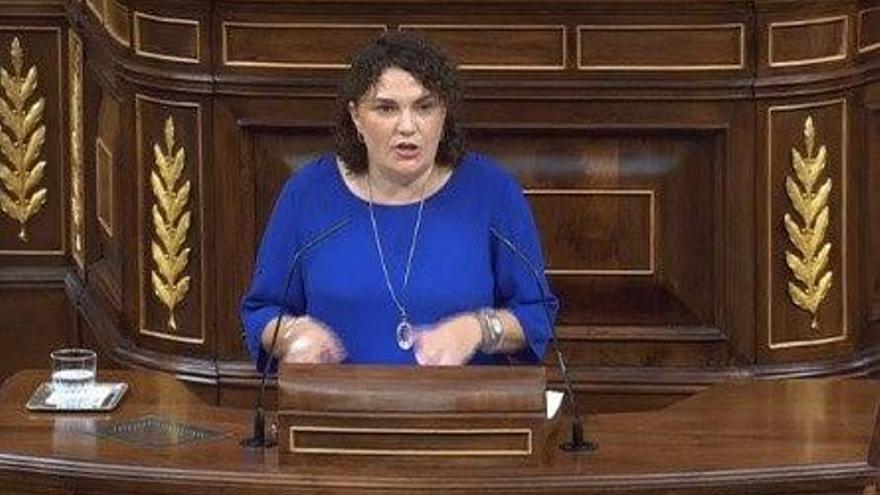 Patricia Blanquer  se dirige a los diputados en las Cortes valencianas.