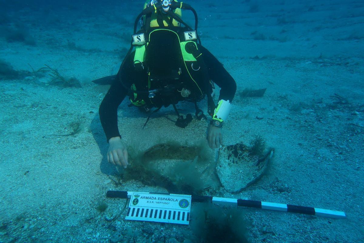 Un buzo de la Armada, con un resto arqueológico en aguas de Cabrera