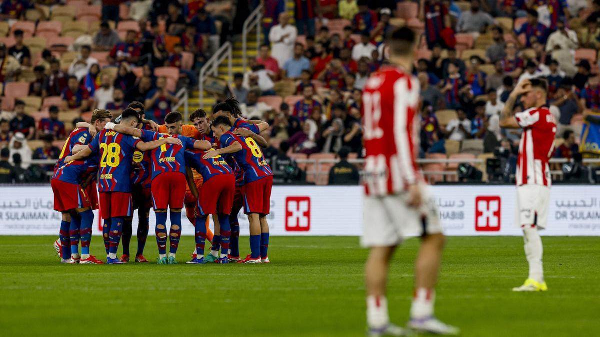 Los jugadores del Barça hacen piña antes de la semifinal de la Supercopa contra el Athletic Club