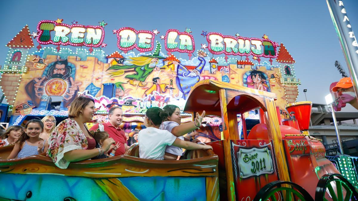 El Tren de la Bruja no deja de ser un atractivo para pequeños y mayores pese al paso de los años.