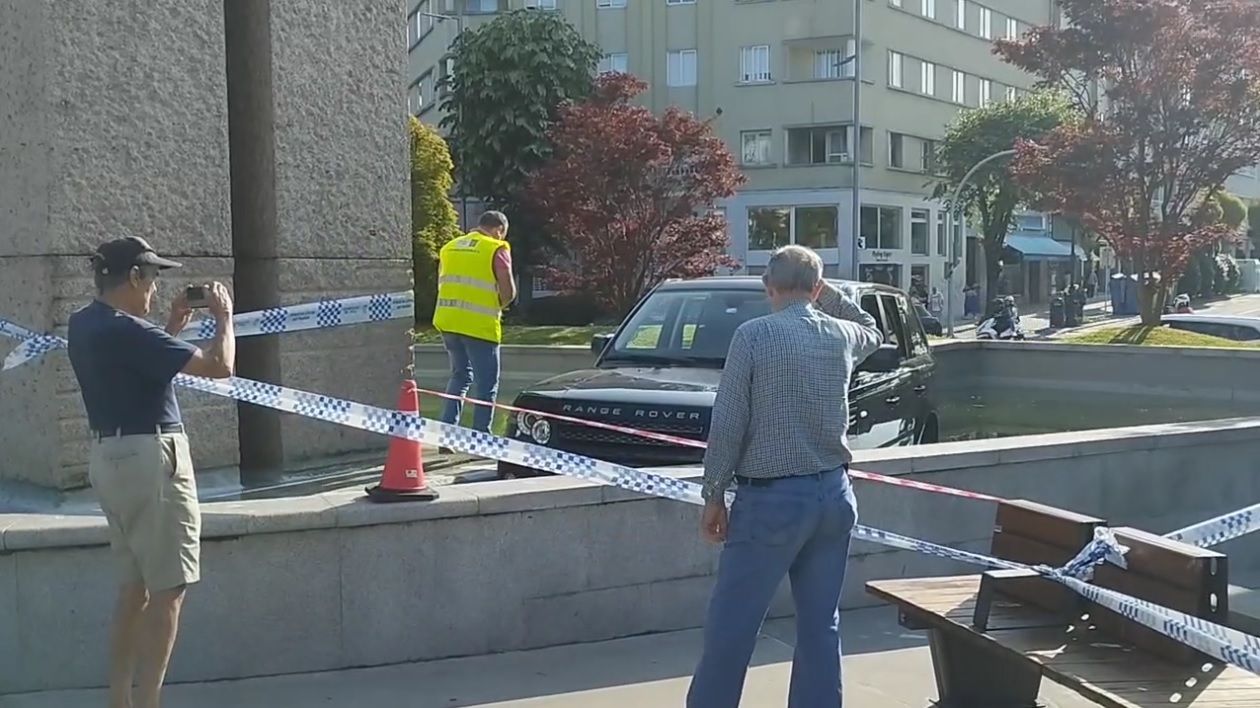 Un coche acaba en la fuente de Plaza América en Vigo tras sufrir el conductor una indisposición