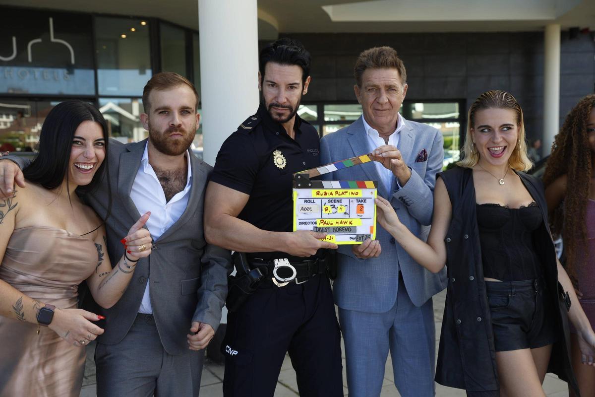 Eduardo Castejón, en el centro, con el elenco de la película durante el rodaje en Los Balagares