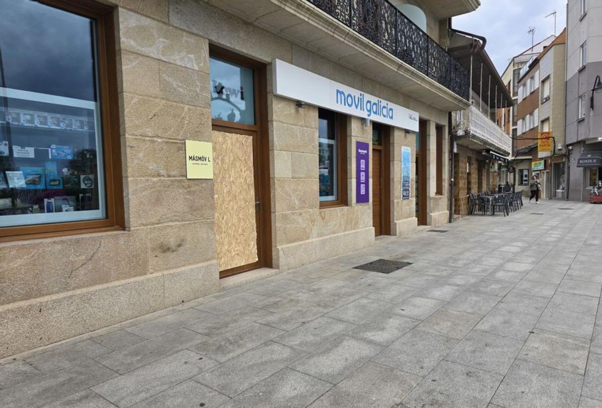 La puerta de cristal de la tienda de telefonía, rota por los ladrones.