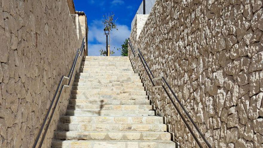 Nueva escalera de acceso al complejo escolar.