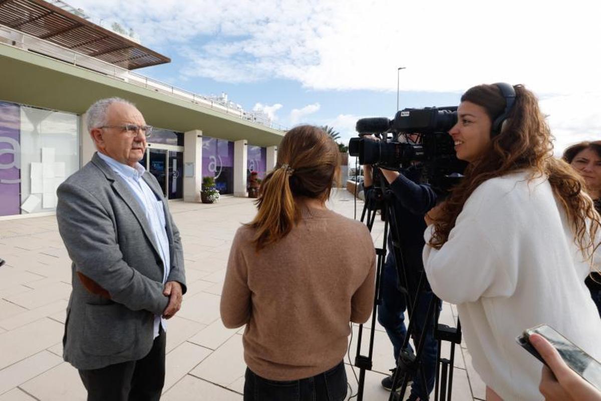 Torres atiende a los medios antes de la rueda de prensa. |