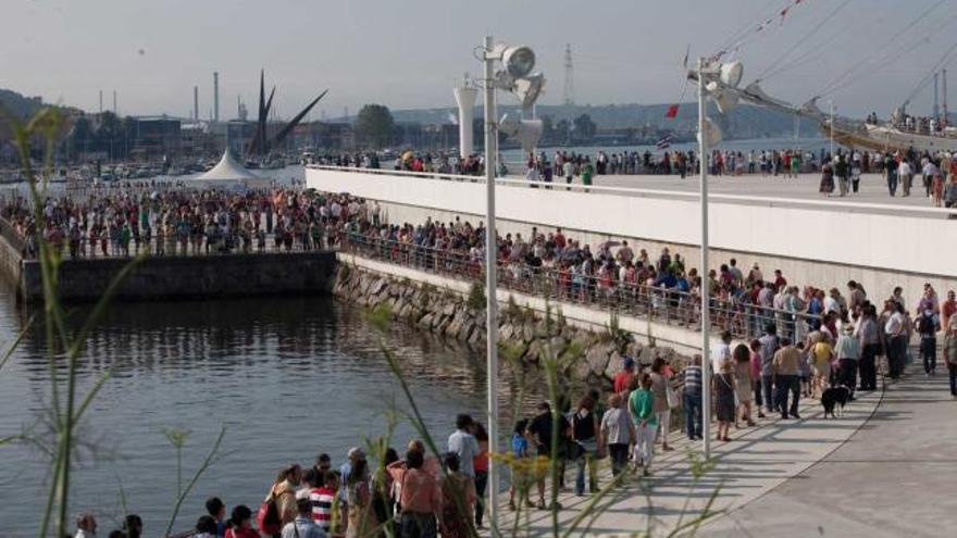 Colas para poder visitar el buque «Elcano», ayer, antes de que zarpase.