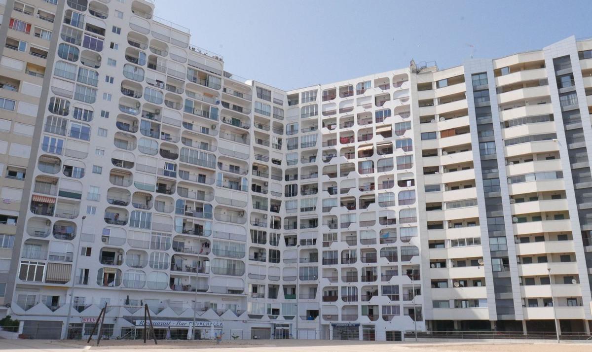 Un gran bloc de pisos i segones residències a Castelló d’Empúries.  | JUDITH BARCEÓ