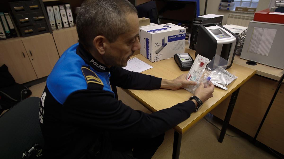 El inspector Santiago Osorio, con el kit de detección de drogas