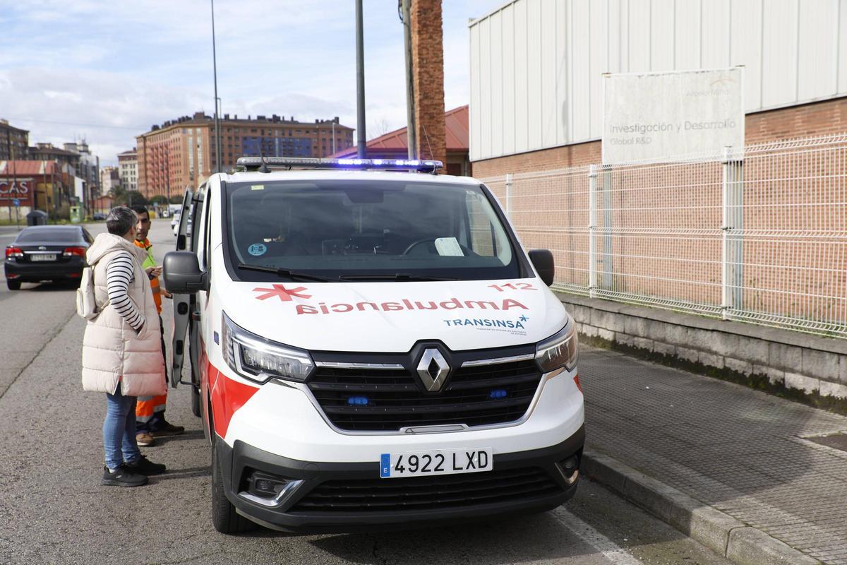EN IMÁGENES: Impactante accidente entre un coche y un autobús en la entrada de Avilés