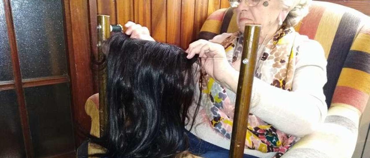 Luisa Iglesias, trabajando en la peluca del Cristo de Candás.