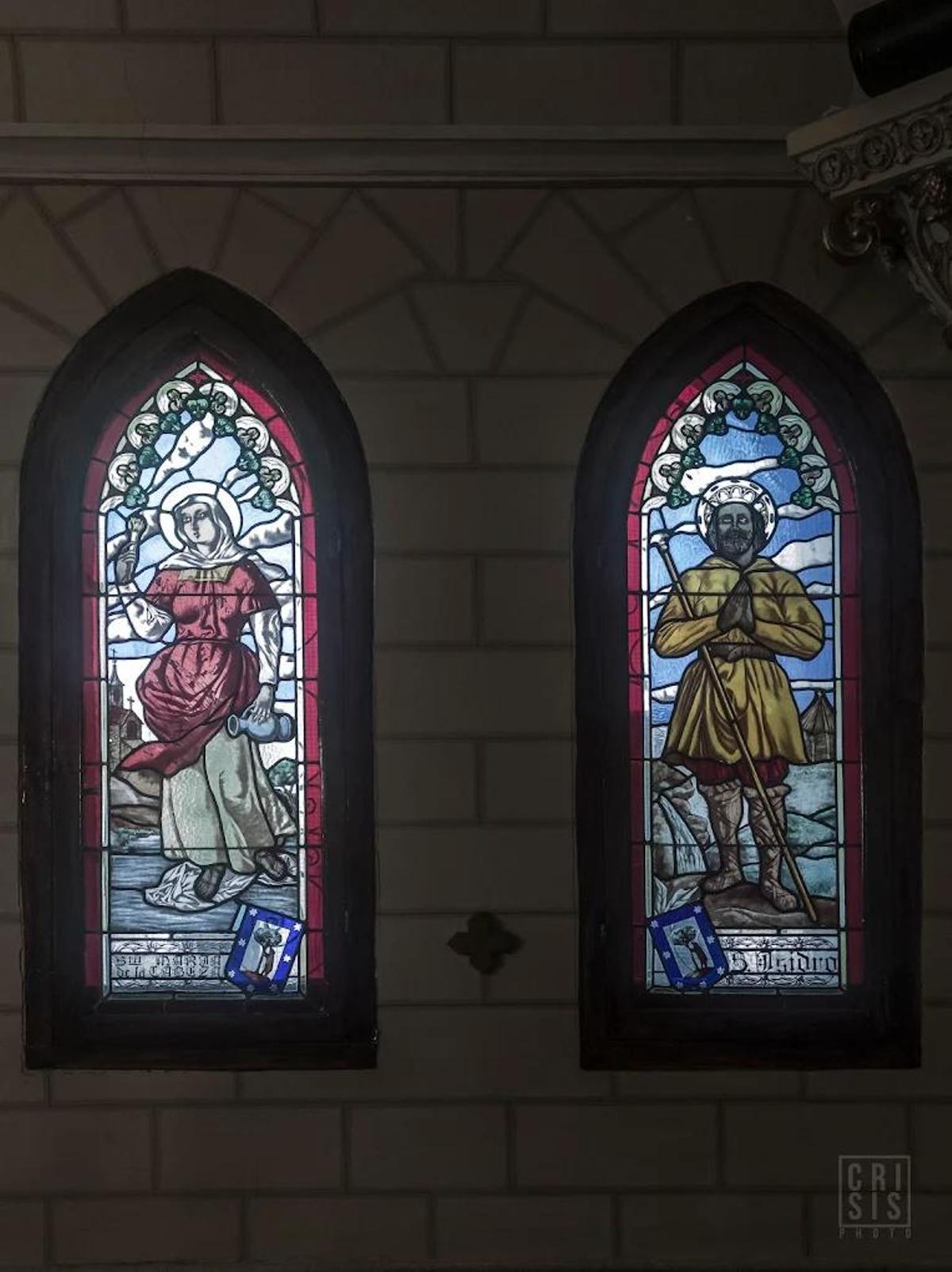 Las vidrieras de Maumejean, en las que aparecen representados San Isidro y Santa María de la Cabeza junto al escudo de Madrid