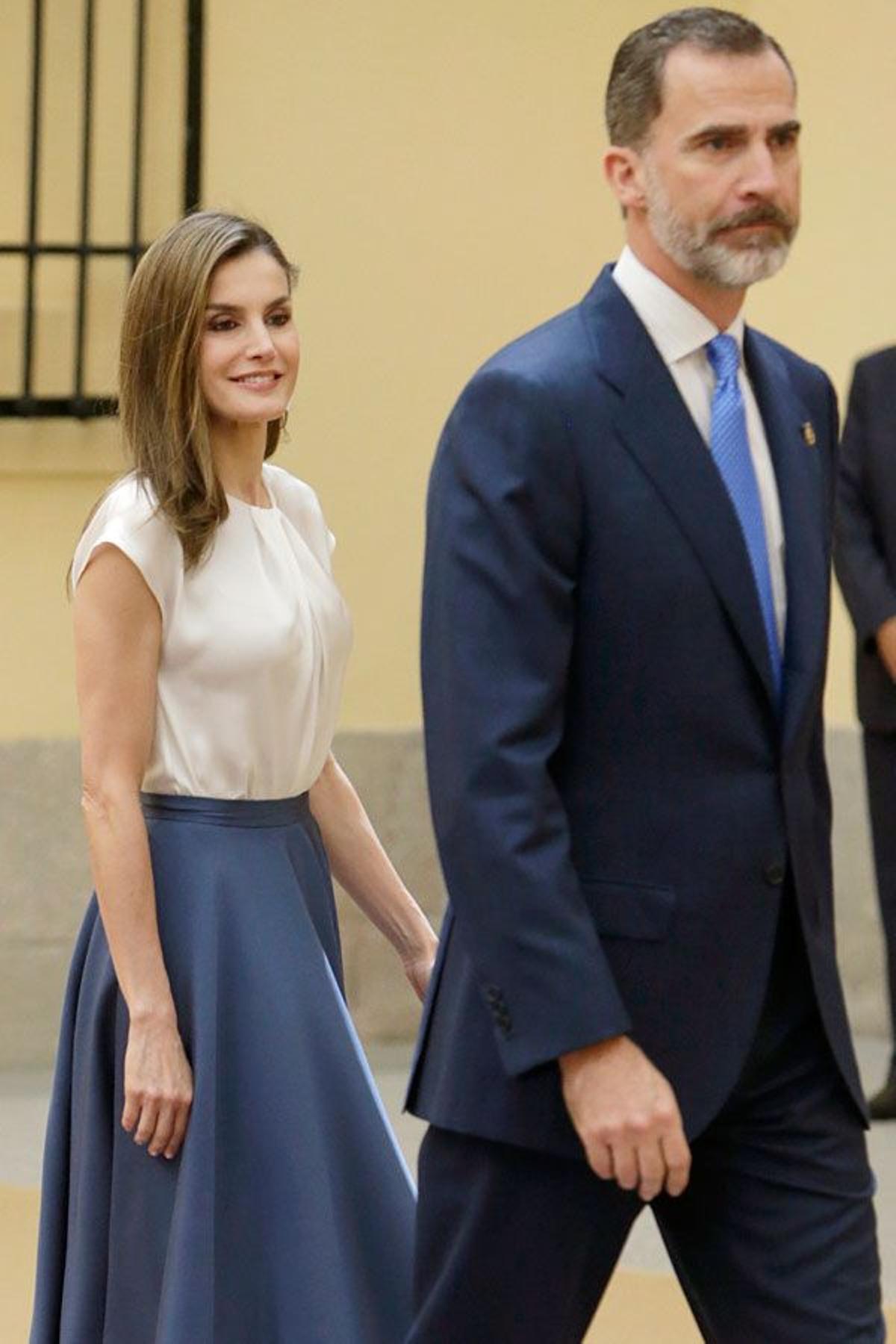 El look de Letizia Ortiz con falda azul junto a Felipe VI