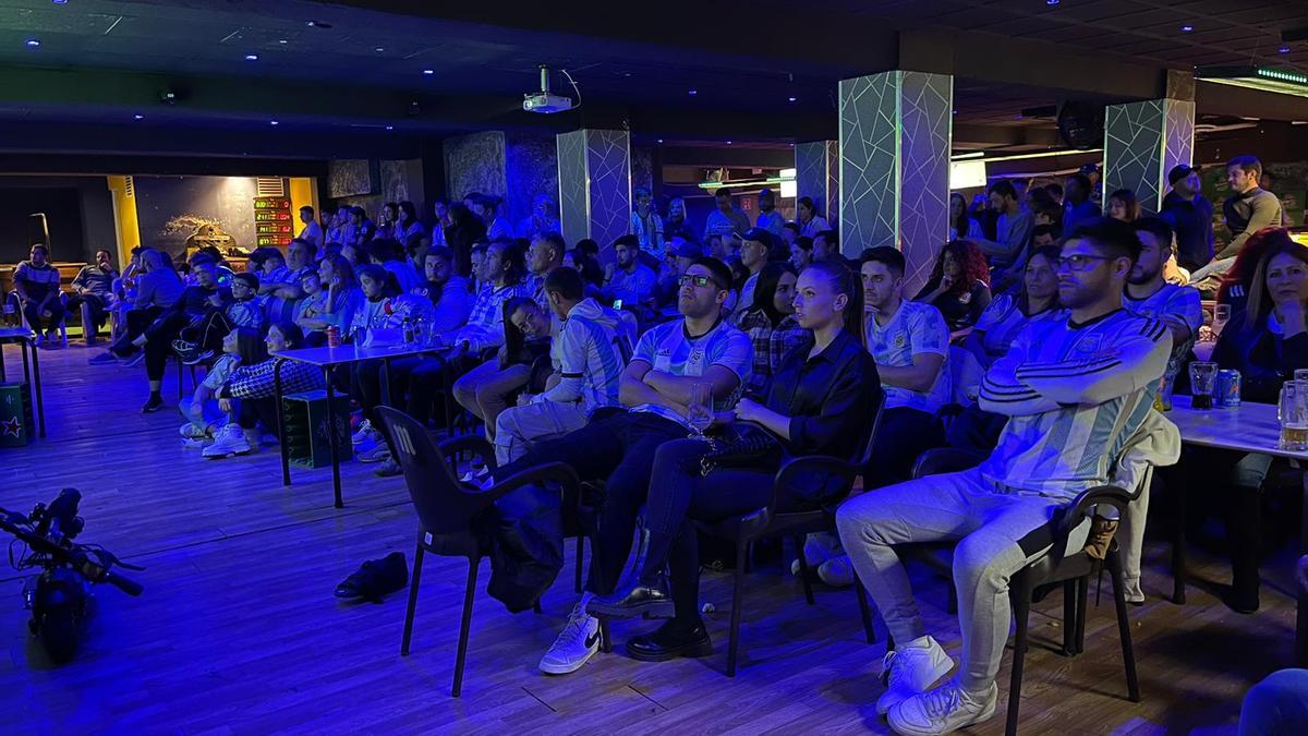 Aficionados argentinos se han reunido en el bar Millennum Sports de Palma para animar a la selección
